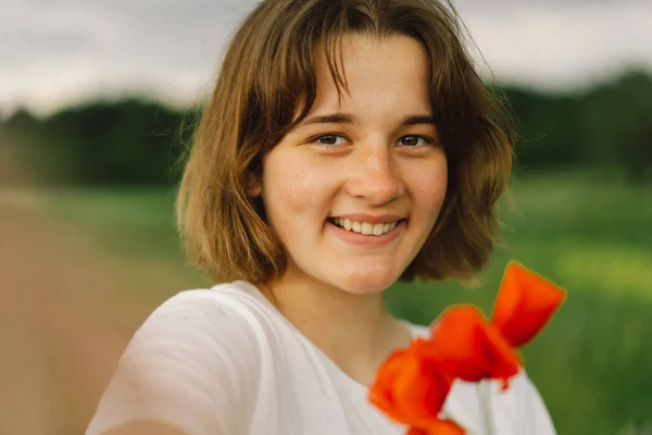 Gadis Remaja Tersenyum Dan Melihat Kamera Dan Mengambil Foto Selfie — Stok Foto