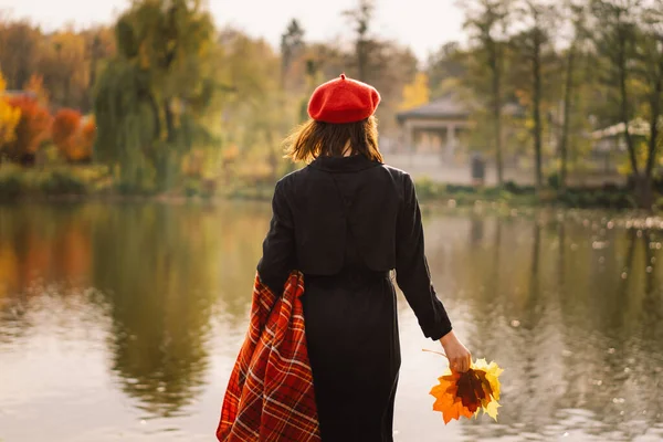 Teengirl Red Beret Bouquet Autumn Leaves Her Hands Walks Wooden — Stockfoto