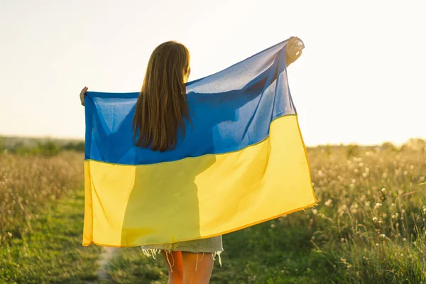 Ukraines Independence Day Ukrainian Woman Yellow Blue Flag Ukraine Field — ストック写真
