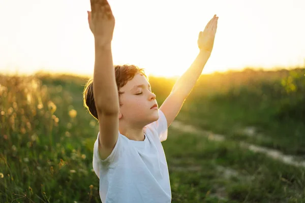 Anak Laki Laki Menutup Matanya Dan Berdoa Lapangan Saat Matahari — Stok Foto