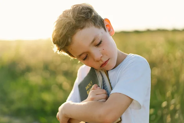 Christelijke Jongen Houdt Bijbel Haar Handen Het Lezen Van Bijbel — Stockfoto