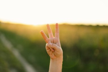 Çocuk parmaklarıyla Ukrayna 'nın üç numaralı ya da üç numaralı üç çatallı mızrağını gösteriyor. Ukrayna devleti.