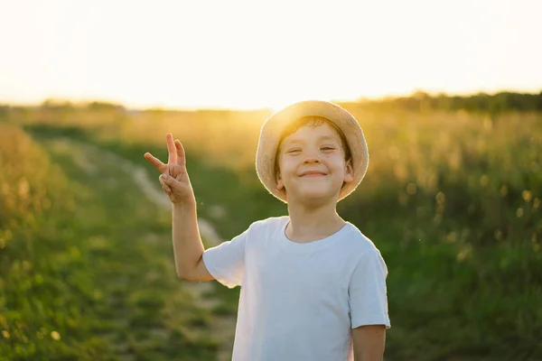 Niño Muestra Con Sus Dedos Escudo Número Tres Tridente Ucrania —  Fotos de Stock