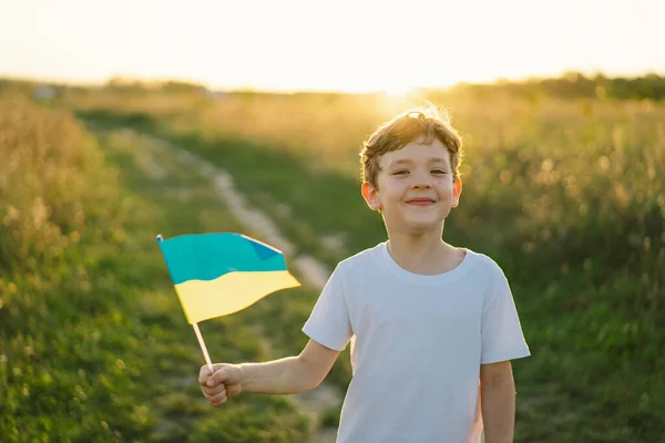 Oekraïense Onafhankelijkheidsdag Kind Jongen Wit Shirt Met Gele Blauwe Vlag — Stockfoto