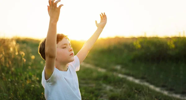 Anak Laki Laki Menutup Matanya Dan Berdoa Lapangan Saat Matahari — Stok Foto