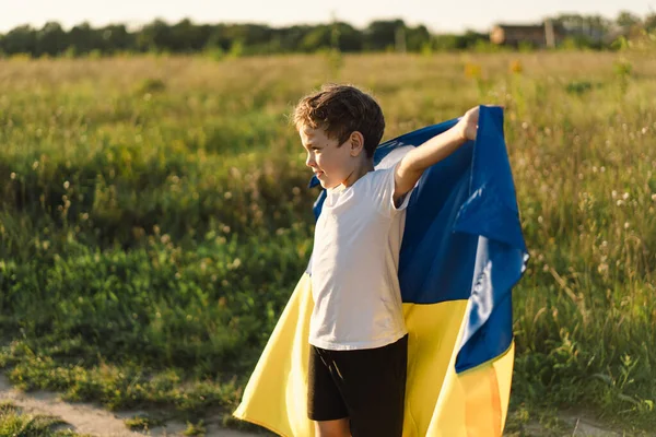 นประกาศอ สรภาพของย เครน กชายชาวย เครนในเส ขาวท ธงส เหล องและส าของย — ภาพถ่ายสต็อก