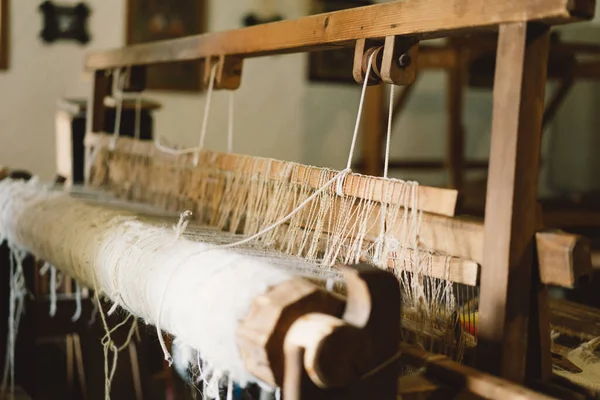 Eski ahşap el tezgahı. Eski dokuma tezgahı ahşap kulübe, güneş ışığı.