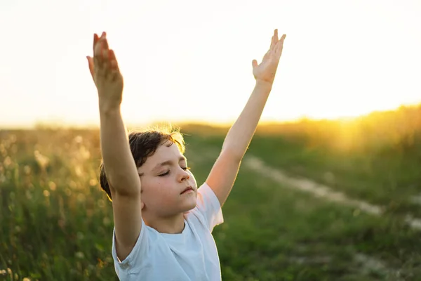 Fiú Becsukta Szemét Imádkozott Mezőn Naplementekor Hit Spiritualitás Vallás Imáiban — Stock Fotó