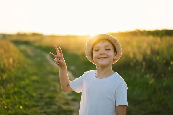 Niño Muestra Con Sus Dedos Escudo Número Tres Tridente Ucrania —  Fotos de Stock