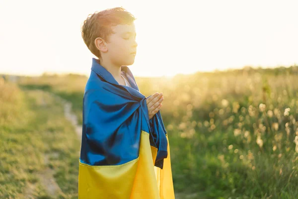 Anak Laki Laki Ukraina Menutup Matanya Dan Berdoa Untuk Menghentikan — Stok Foto