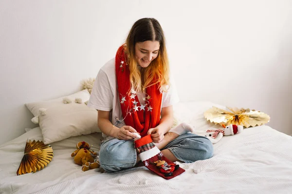 Güzel Bir Kız Elinde Bir Noel Çorabı Tutuyor Ondan Bir — Stok fotoğraf