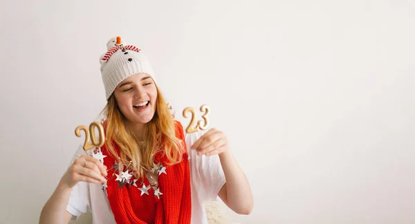 Gadis Muda Lucu Dengan Topi Tahun Baru Dan Syal Merah — Stok Foto