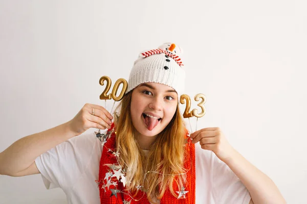 Giovane Ragazza Divertente Cappello Capodanno Sciarpa Rossa Tiene Numeri 2023 Foto Stock