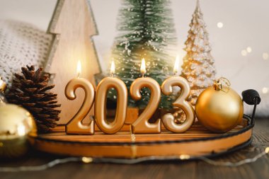 Mutlu yıllar 2023. Noel arkaplanı köknar ağacı, koni ve Noel süslemeleri. Noel bayramı kutlaması. Yeni yıl konsepti.