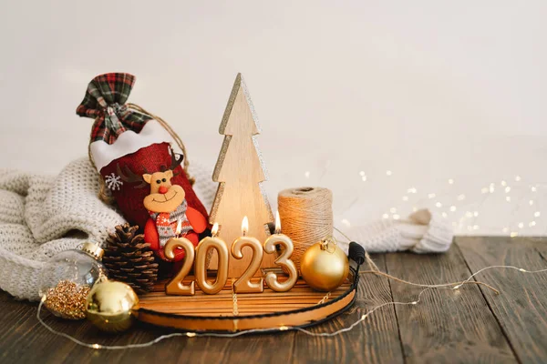 Szczęśliwego Nowego Roku 2023 Tło Świąteczne Jodły Szyszki Dekoracje Świąteczne — Zdjęcie stockowe