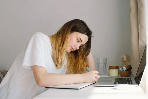 Genç Bir Kız Yatak Odasında Resim Yapıyor Ödev Yapıyor Evde — Stok fotoğraf