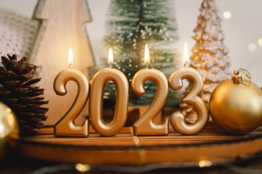 Mutlu yıllar 2023. Noel arkaplanı köknar ağacı, koni ve Noel süslemeleri. Noel bayramı kutlaması. Yeni yıl konsepti.