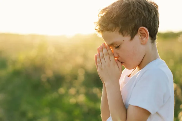 Fiú Becsukta Szemét Imádkozott Mezőn Naplementekor Hit Spiritualitás Vallás Imáiban — Stock Fotó