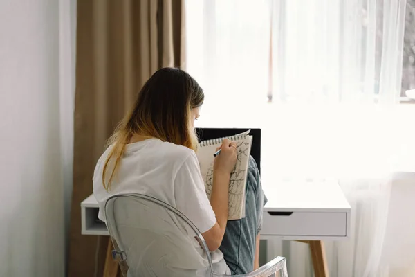 Genç Bir Kız Yatak Odasında Resim Yapıyor Ödev Yapıyor Evde — Stok fotoğraf