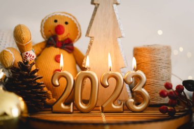 Mutlu yıllar 2023. Noel arkaplanı köknar ağacı, koni ve Noel süslemeleri. Noel bayramı kutlaması. Yeni yıl konsepti.