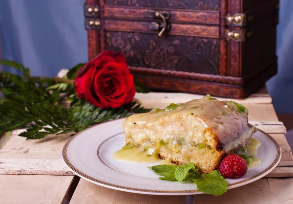 Ein Stück Kuchen, eine Rose und eine Truhe — Stockfoto