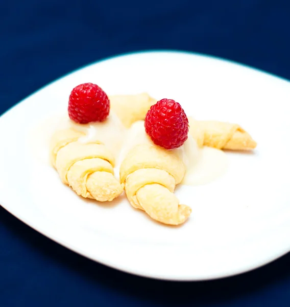 Croissants with raspberries — Stock Photo, Image