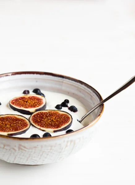 Yogurt with figs and blueberries — Stock Photo, Image