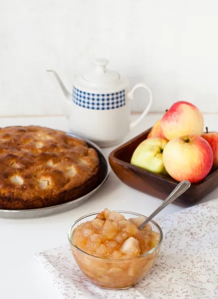 Confiture et gâteau aux pommes — Photo