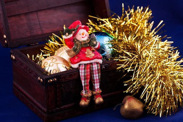Рождественские игрушки в багажнике — стоковое фото