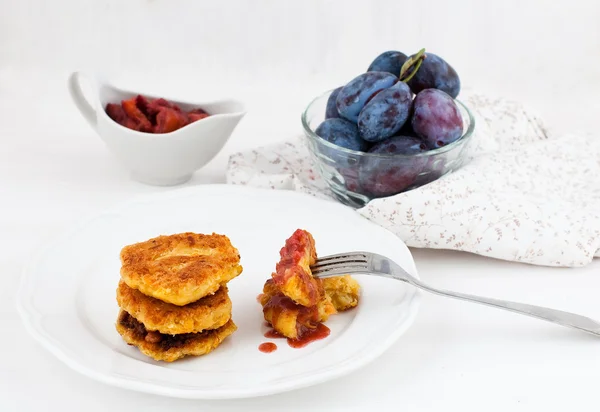 Vegetarische gehaktballen met pruimen saus — Stockfoto