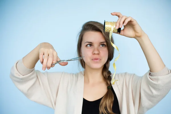 Dívka s nůžkami a balicí páska — Stock fotografie