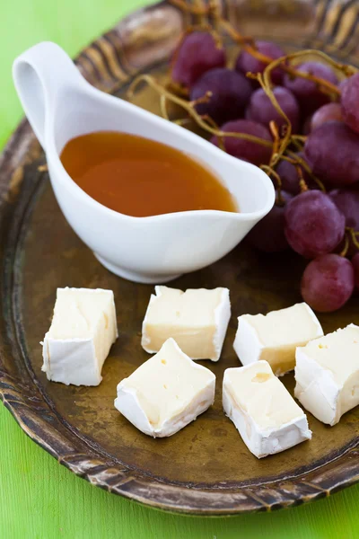 Üzüm, peynir ve bal bir tepsi — Stok fotoğraf