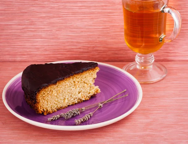Stück Kuchen mit Tee — Stockfoto