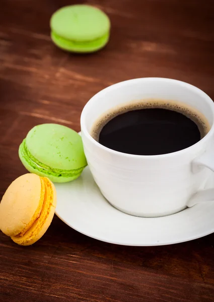 Xícara de café com macarons — Fotografia de Stock