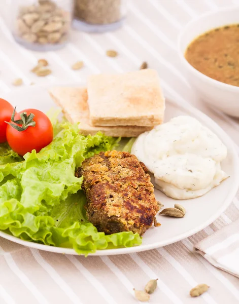 Салат і овочевий суп — стокове фото