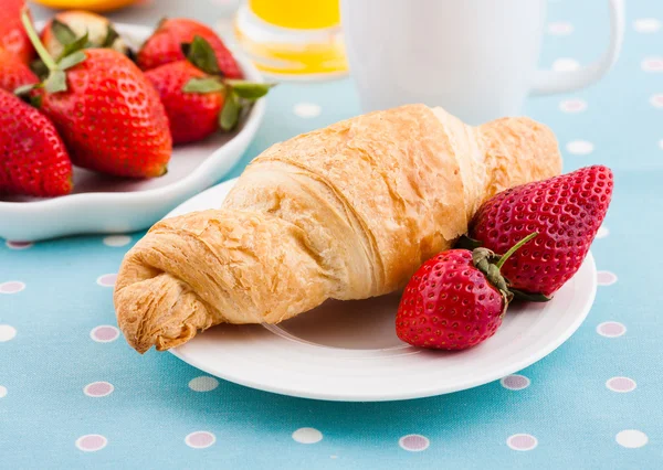 Desayuno con café y croissant —  Fotos de Stock