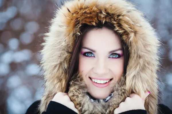 Mulher de inverno na neve do lado de fora no dia de inverno frio nevando . — Fotografia de Stock