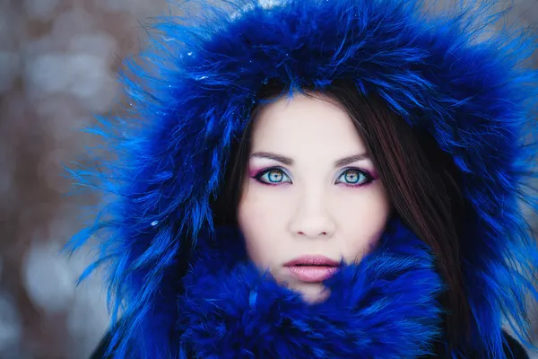 Fiatal nő egy havas szőrös kapucnis — Stock Fotó