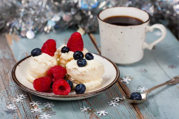 Coffee and Christmas dessert with fresh berries — Stock Photo, Image
