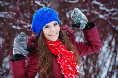 güzel Kış kış karlı sce genç kadın portresi