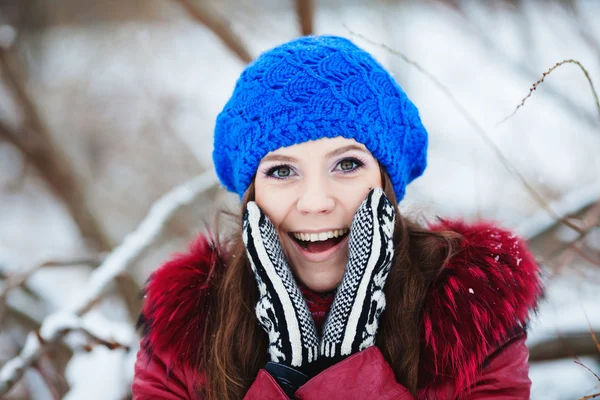 Attractive young woman in wintertime outdoor — Stock Photo, Image