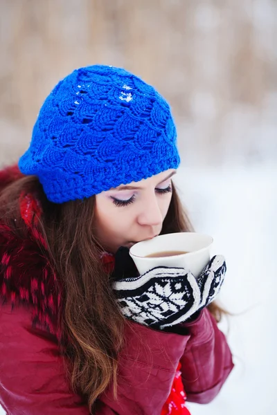 Linda feliz sorrindo mulher de inverno com caneca ao ar livre . — Fotografia de Stock