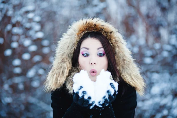 Mulher de Natal. Mulher de inverno soprando neve — Fotografia de Stock