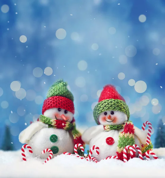 Два Веселых Снеговика Леденцовая Трость Снегу Рождественский Фон Концепция Праздника — стоковое фото