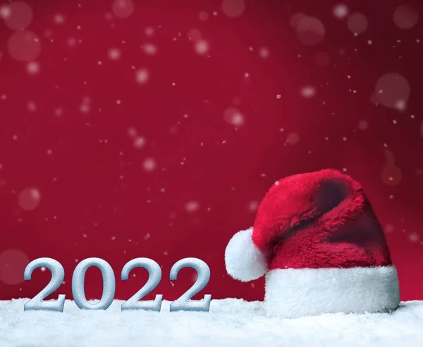 Шляпа Санты Снегу Красном Фоне Рождественское Украшение Концепция Праздника 2022 — стоковое фото