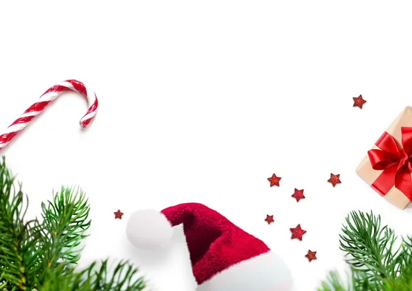Weihnachtskomposition Weihnachtsgeschenk Zuckerrohr Weihnachtsmütze Und Tannenzweige Draufsicht Flache Lage — Stockfoto