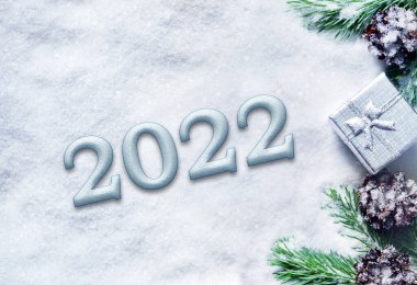 Noel arkaplanı, yeşil çam dalları, kar üzerinde hediye kutusu. Sınır ve kopyalama alanı ile yaratıcı kompozisyon, üst görünüm. Yeni yıl, tatil, Noel, dekorasyon. 2022.
