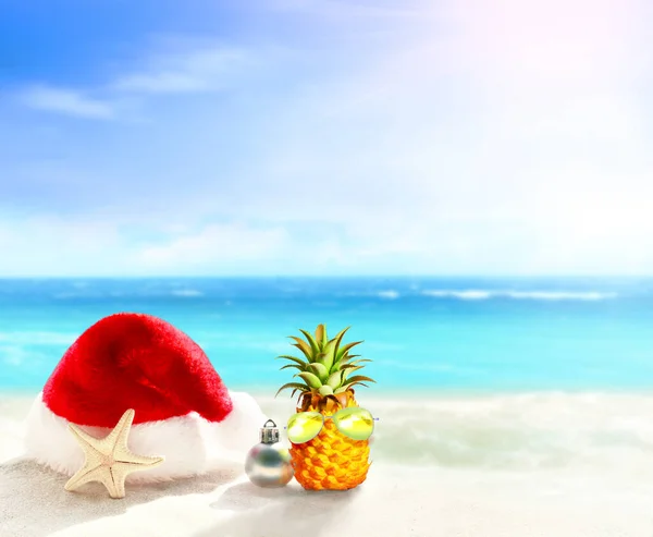 Christmas Holidays Concept Santa Claus Hat Christmas Ball Summer Sand — Stock Photo, Image