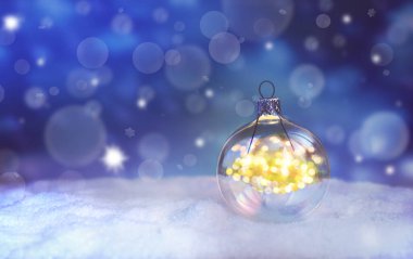 Güzel mavi Noel balosu. Karda ışıklar ve kış arkaplanı..