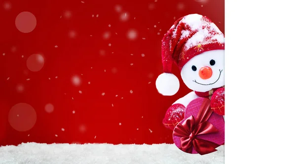 キャップとギフトボックス付きのスカーフの小さな雪だるま 面白い雪だるまとお祭りの背景 クリスマスカードコピースペース — ストック写真